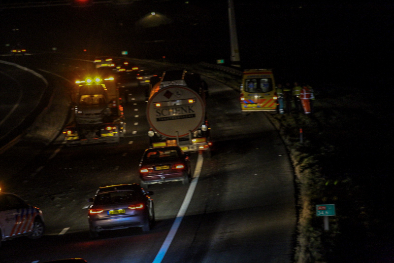 Auto in de vangrail na aanrijding