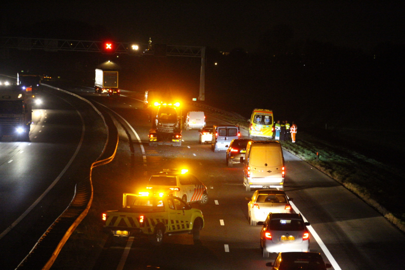 Auto in de vangrail na aanrijding