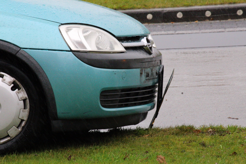 Automobilist botst met overstekende fietsster