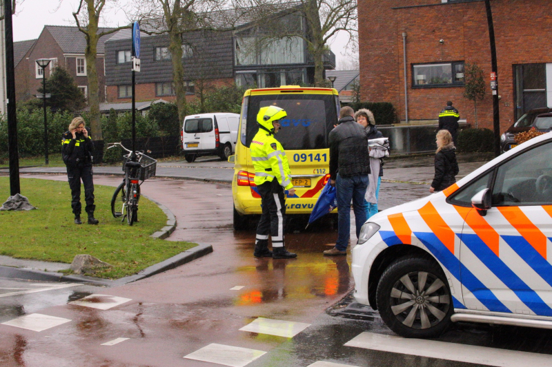 Automobilist botst met overstekende fietsster