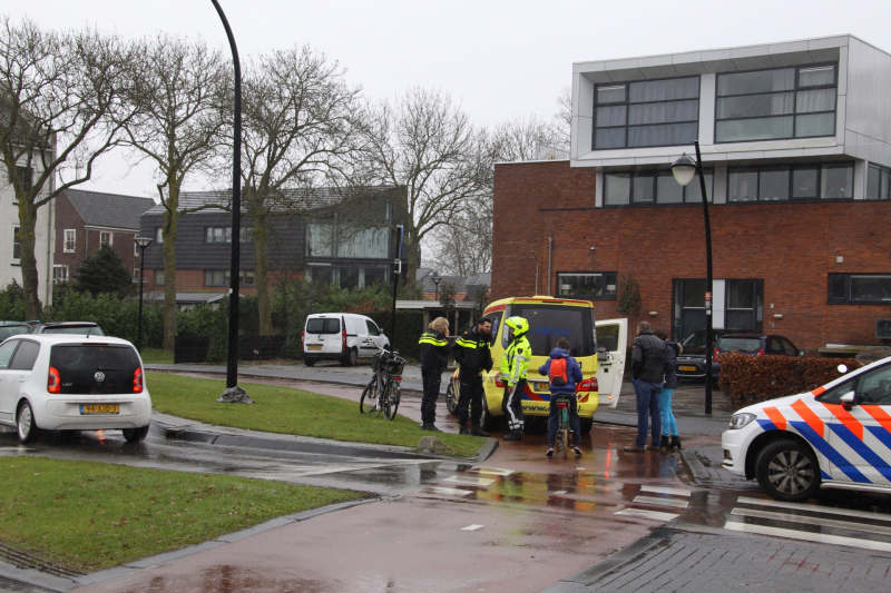 Automobilist botst met overstekende fietsster