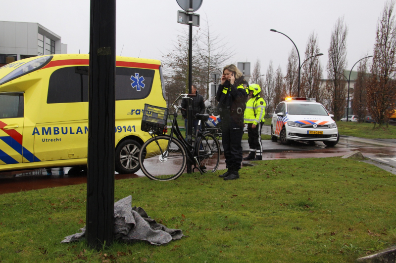 Automobilist botst met overstekende fietsster