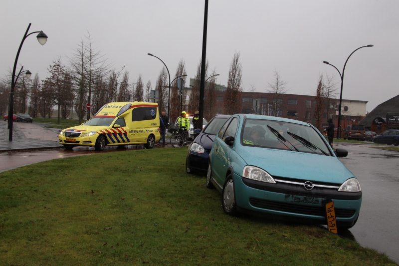 Automobilist botst met overstekende fietsster