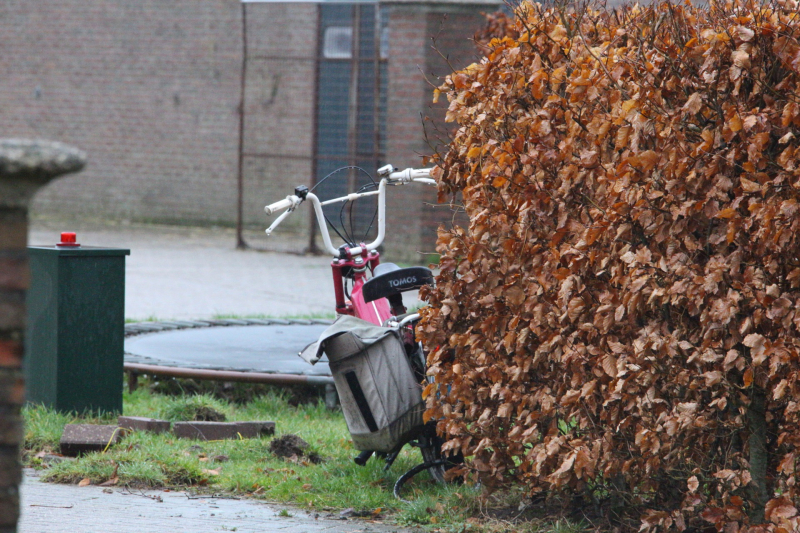 Automobilist rijdt snorscooter aan en slaat op de vlucht