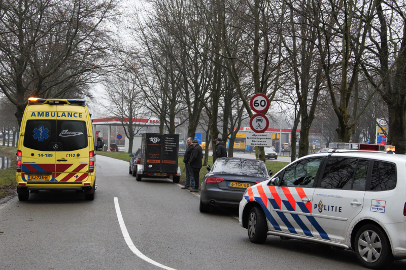 Harley-Davidson rijder gaat onderuit op rotonde