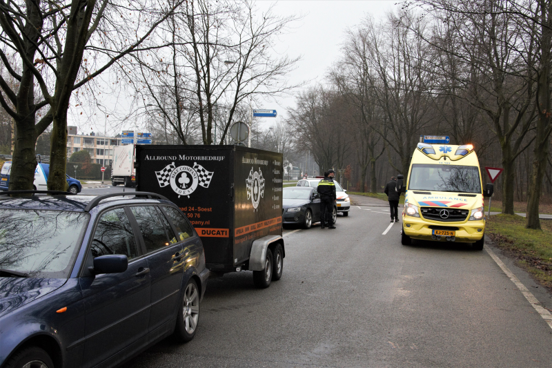 Harley-Davidson rijder gaat onderuit op rotonde