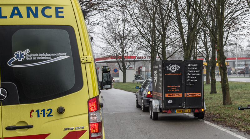 Harley-Davidson rijder gaat onderuit op rotonde