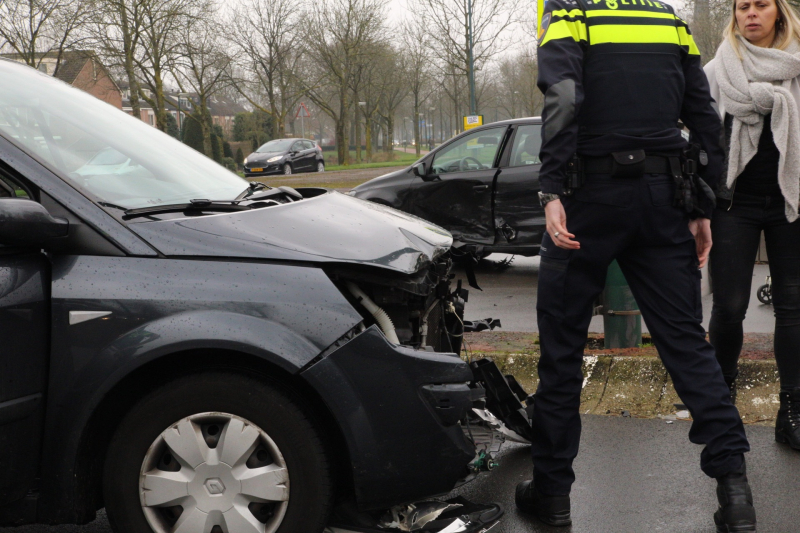 Flinke schade na botsing op kruising