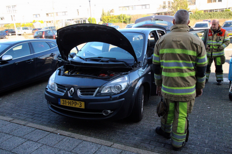 Brandlucht in geparkeerde auto