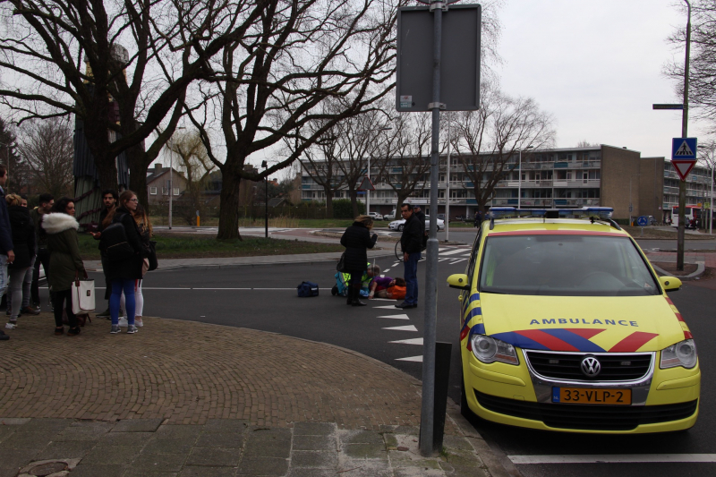 Overstekende fietser aangereden door auto