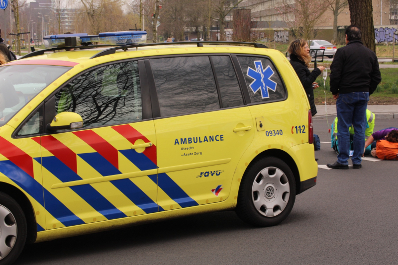 Overstekende fietser aangereden door auto