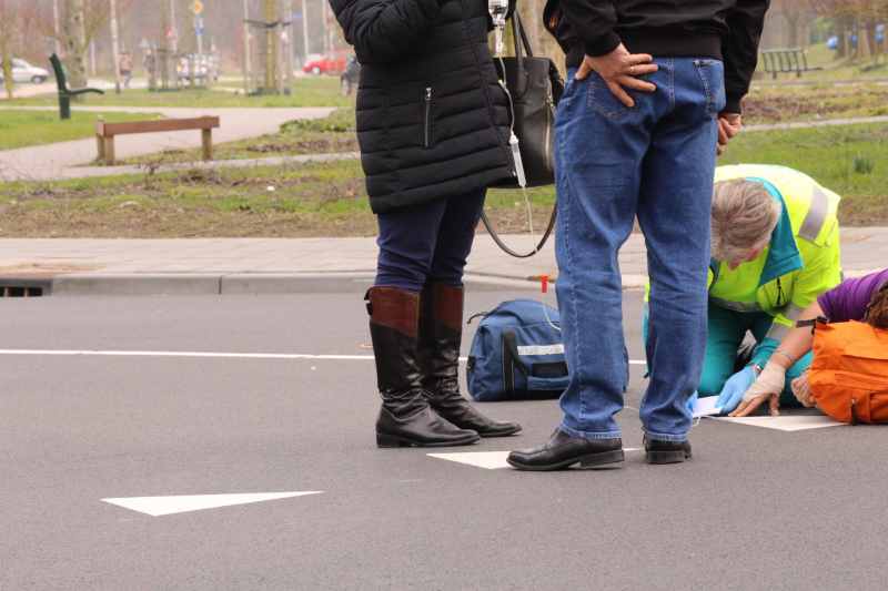 Overstekende fietser aangereden door auto