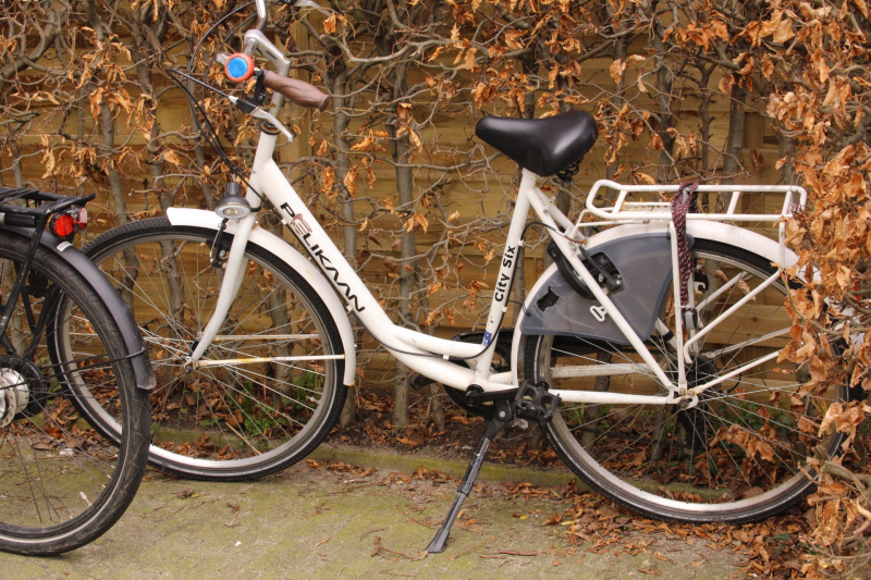 Overstekende fietser aangereden door auto