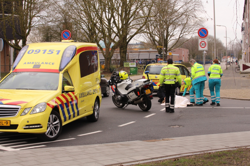 Overstekende fietser aangereden door auto