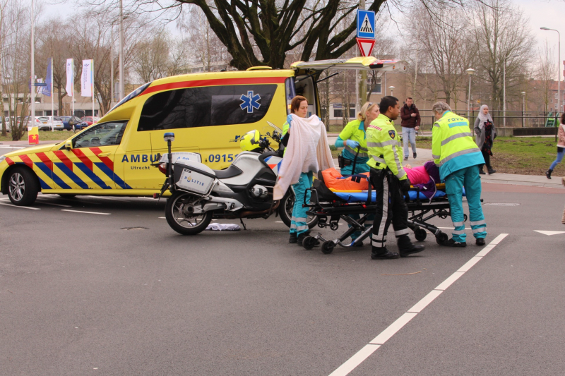Overstekende fietser aangereden door auto
