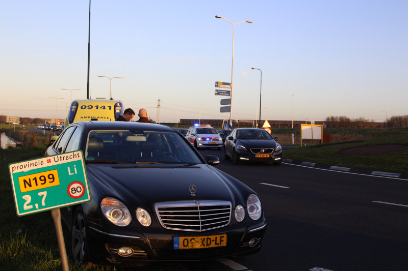 Motorrijder aangetikt op rotonde