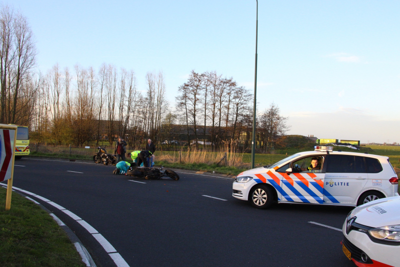 Motorrijder aangetikt op rotonde