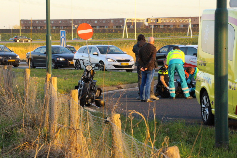 Motorrijder aangetikt op rotonde
