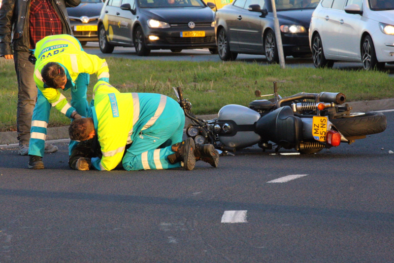 Motorrijder aangetikt op rotonde