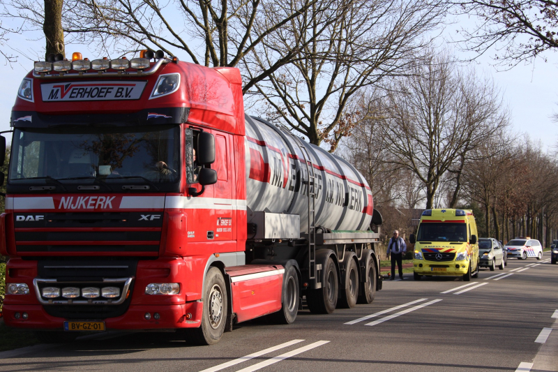 Drie auto's botsen op elkaar door afslaande vrachtwagen