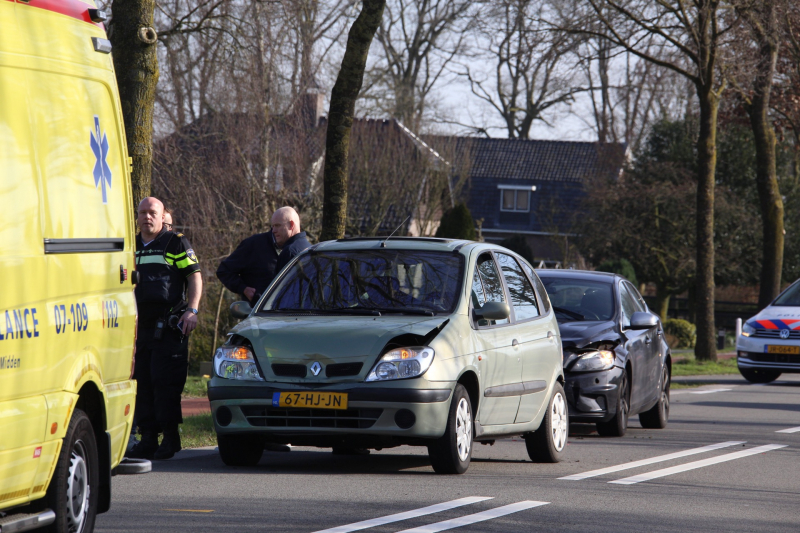 Drie auto's botsen op elkaar door afslaande vrachtwagen
