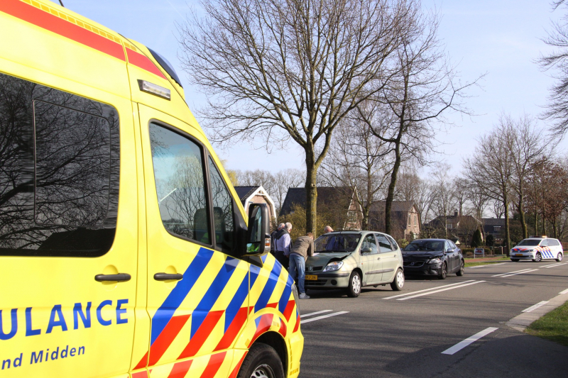Drie auto's botsen op elkaar door afslaande vrachtwagen