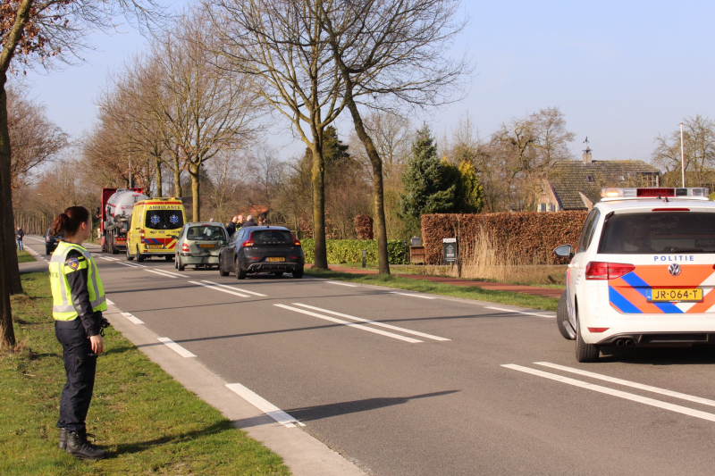 Drie auto's botsen op elkaar door afslaande vrachtwagen