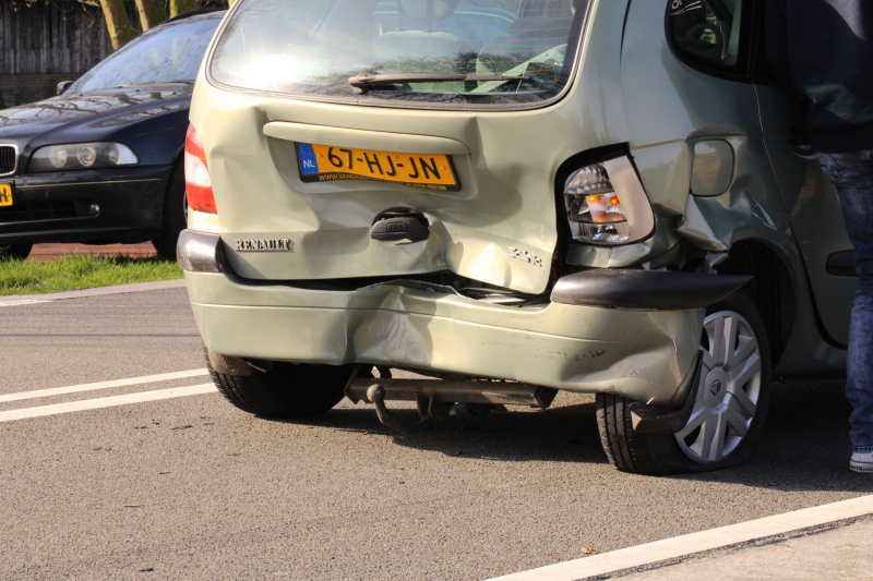 Drie auto's botsen op elkaar door afslaande vrachtwagen