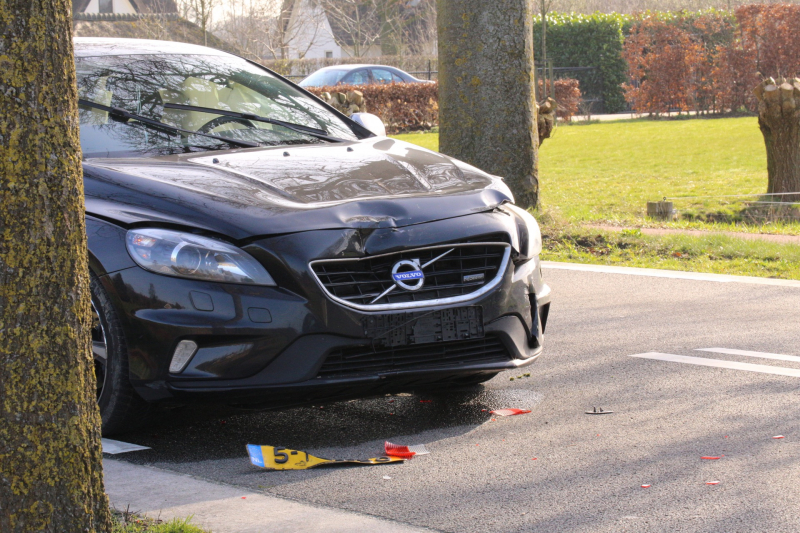Drie auto's botsen op elkaar door afslaande vrachtwagen
