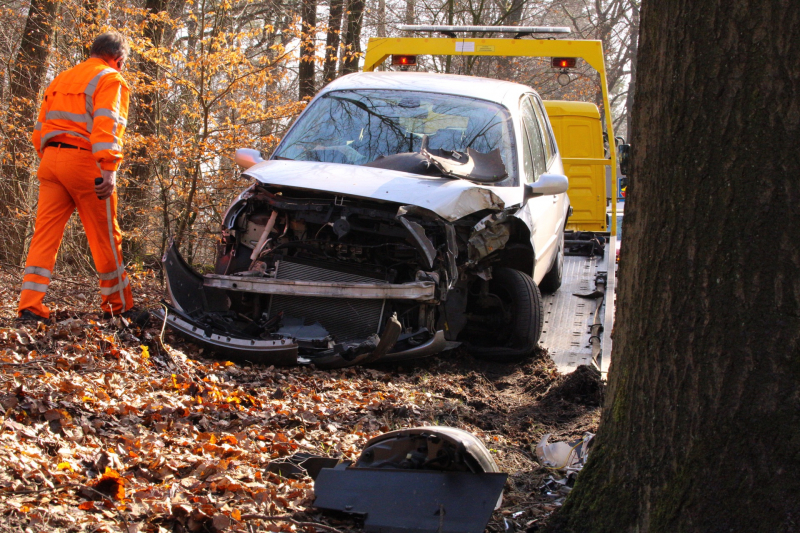 Auto tegen boom, bestuurder gewond