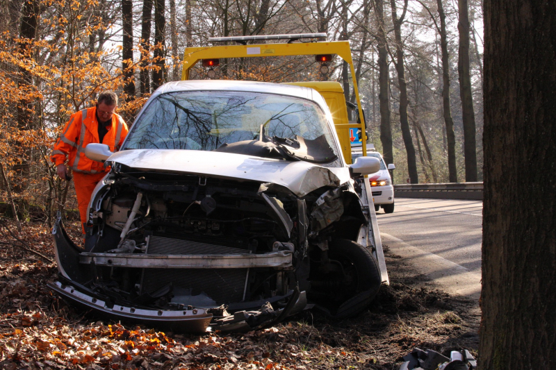 Auto tegen boom, bestuurder gewond
