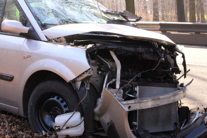 Auto tegen boom, bestuurder gewond