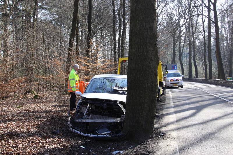 Auto tegen boom, bestuurder gewond