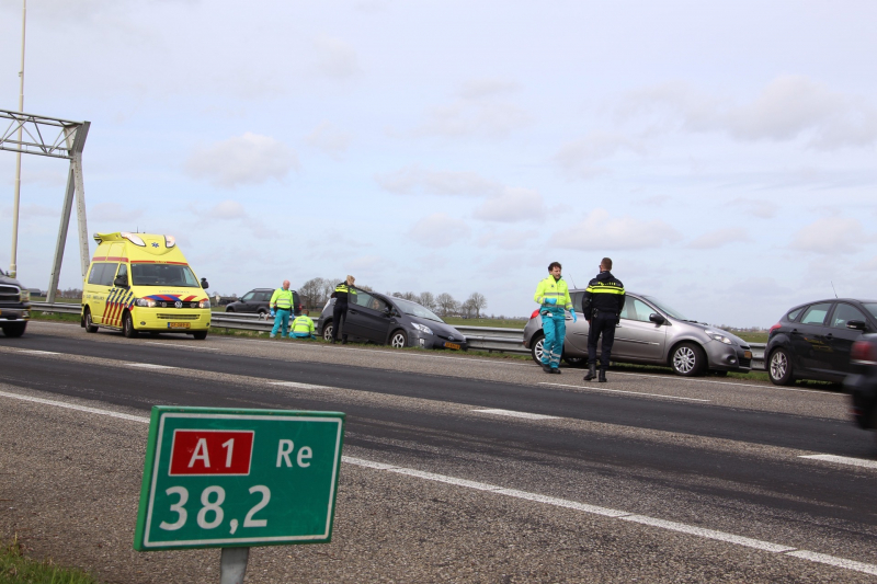 Auto duikt vangrail in