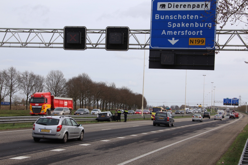 Auto duikt vangrail in