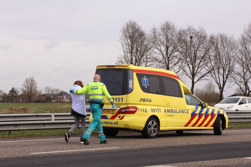 Auto duikt vangrail in