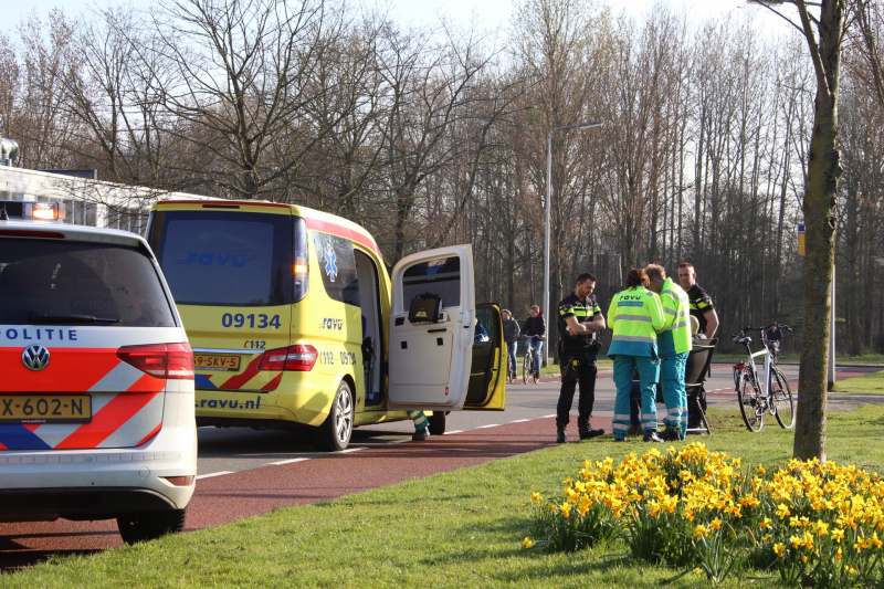 Fietser botst op stilstaande bus