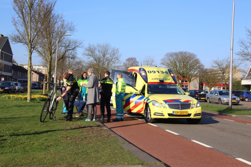 Fietser botst op stilstaande bus
