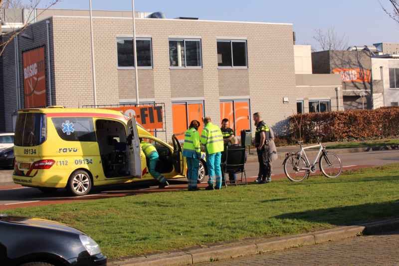 Fietser botst op stilstaande bus