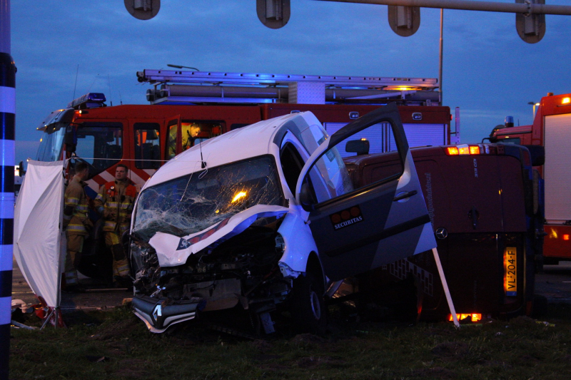 Dode en meerdere gewonden bij ernstig verkeersongeval