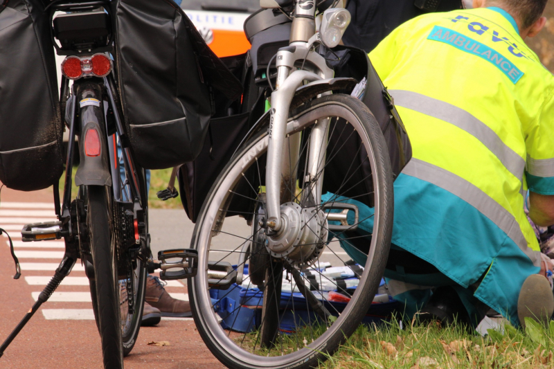 Fietsster gewond na botsing met auto