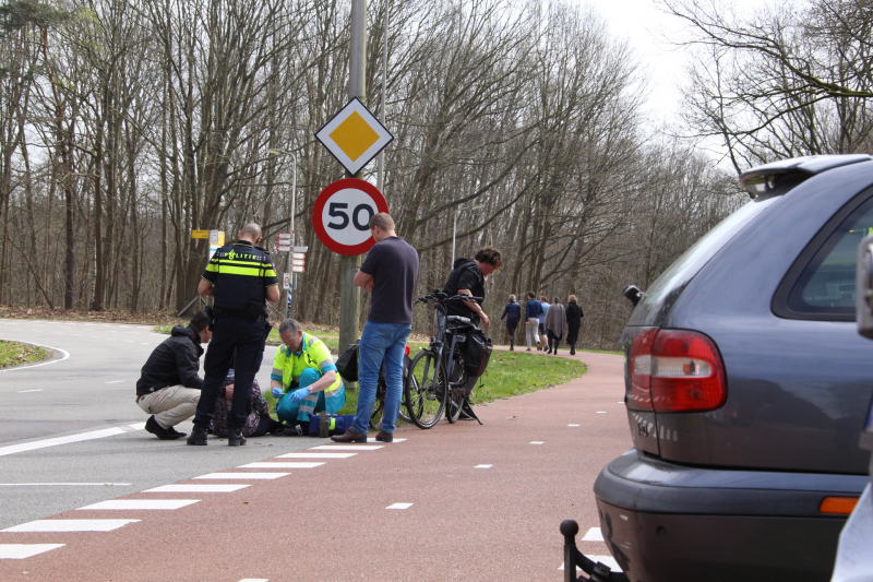 Fietsster gewond na botsing met auto