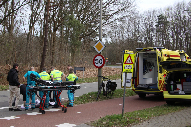 Fietsster gewond na botsing met auto