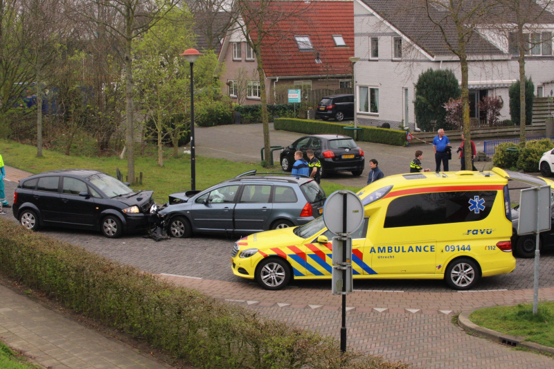 Gewonde bij frontale botsing tussen twee personenauto's