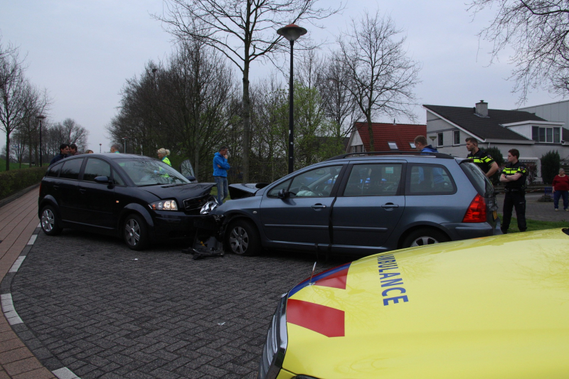 Gewonde bij frontale botsing tussen twee personenauto's