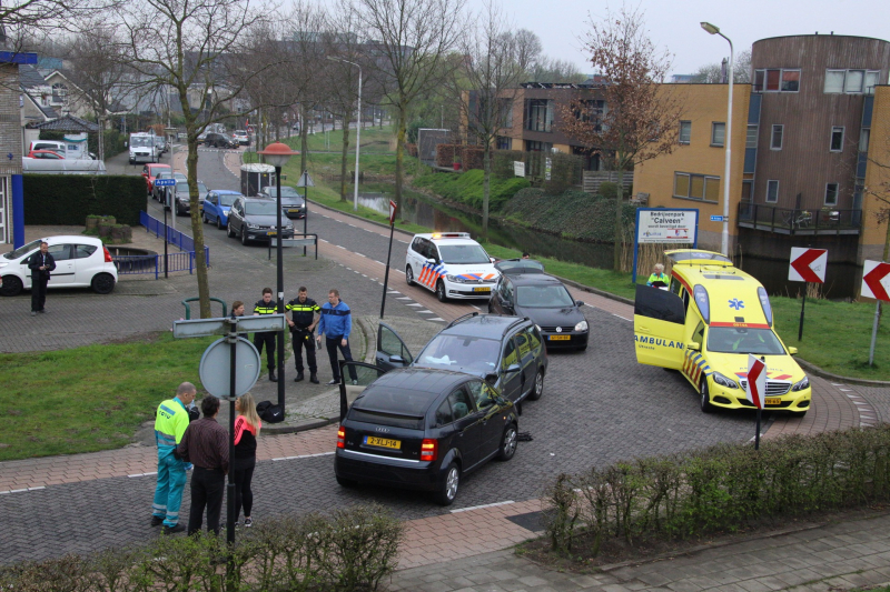 Gewonde bij frontale botsing tussen twee personenauto's