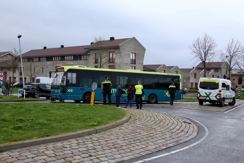 Stadsbus rijdt auto tegen lantaarnpaal