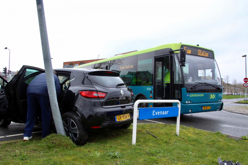Stadsbus rijdt auto tegen lantaarnpaal