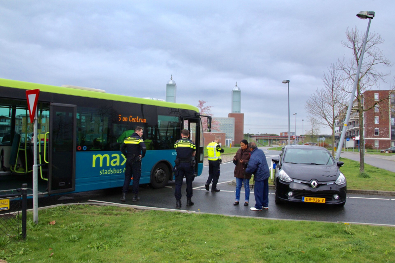 Stadsbus rijdt auto tegen lantaarnpaal