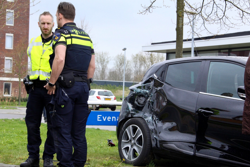 Stadsbus rijdt auto tegen lantaarnpaal